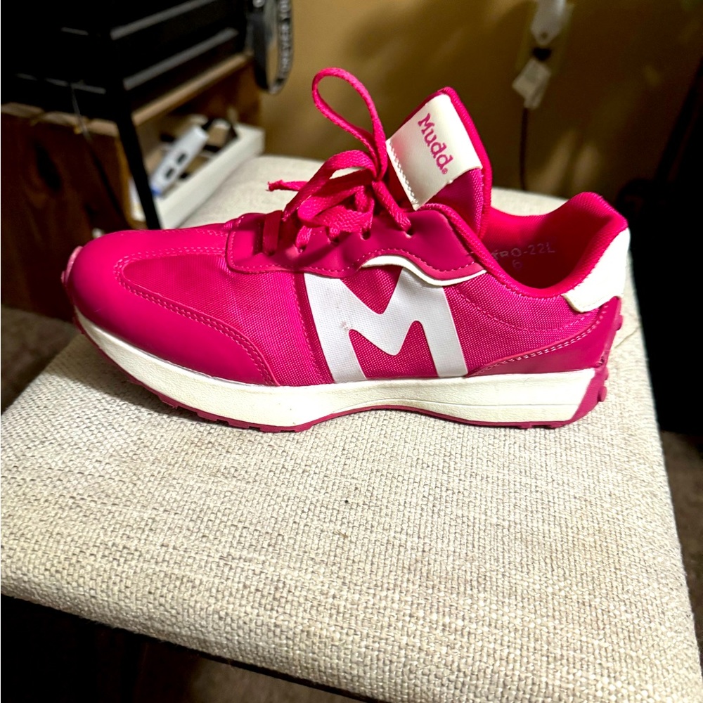 Mudd sneakers black and pink size 6